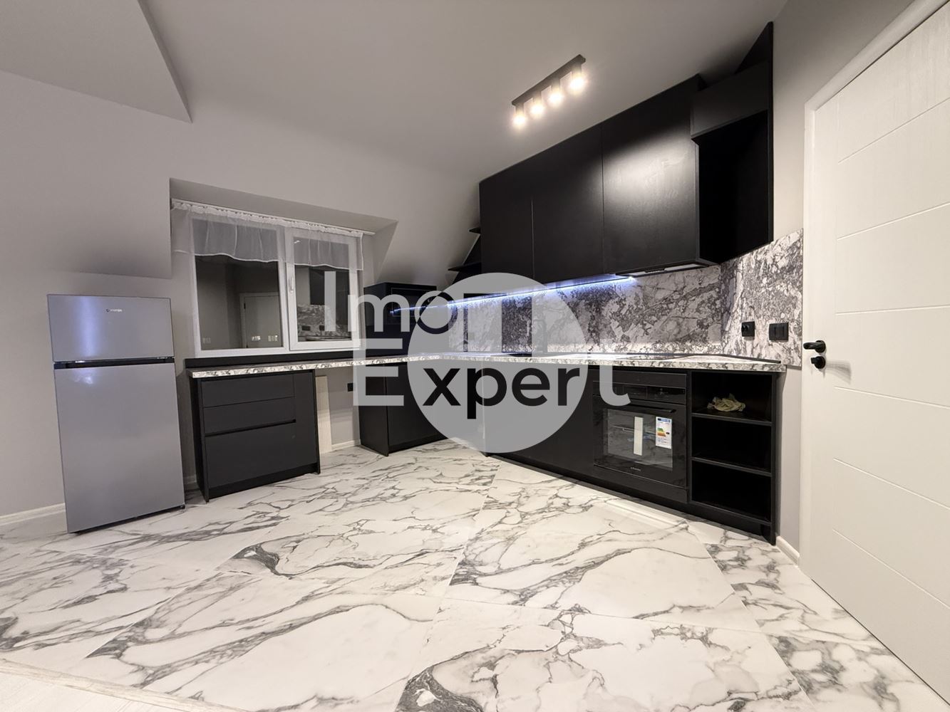 Тристаен апартамент до ключ с кухня акт16 в жк.Меден рудник - 0