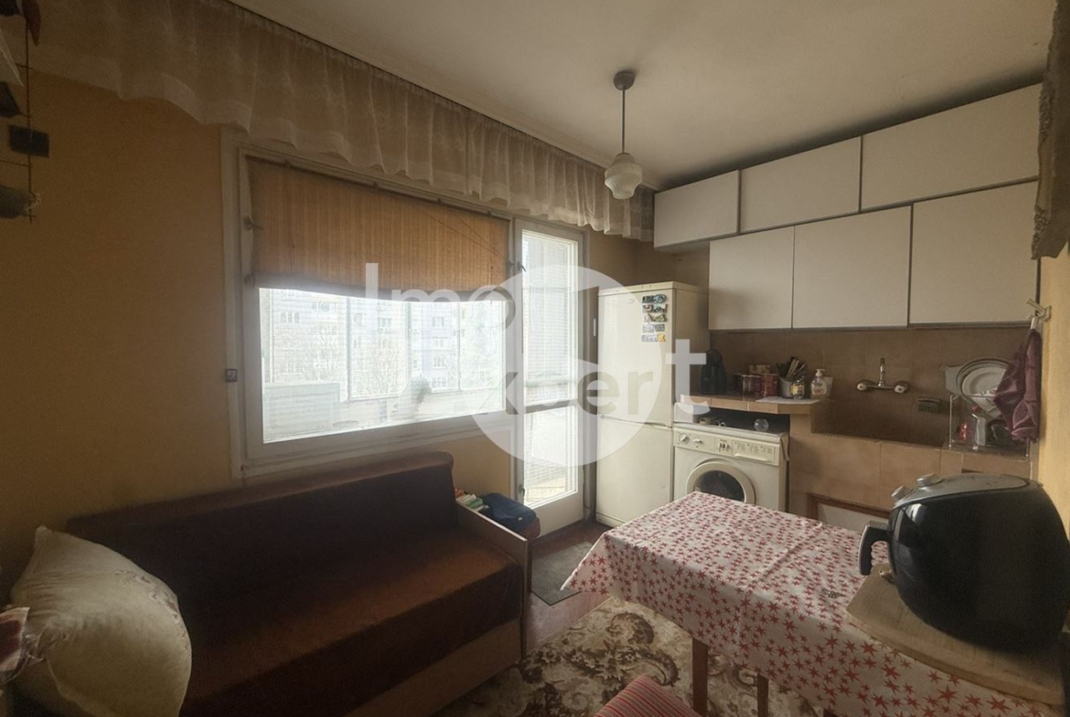 Три отделни стаи в жк.Славейков на отлична локация - 0