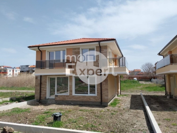 Самостоятелна къща с три спални до морето - 0