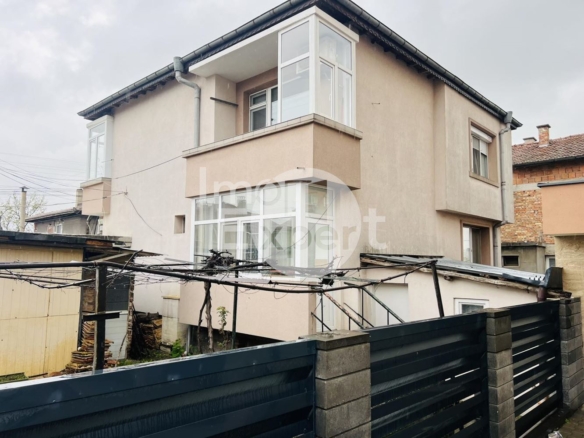 Етаж от масивна Двуетажна къща с двор!!! - 0