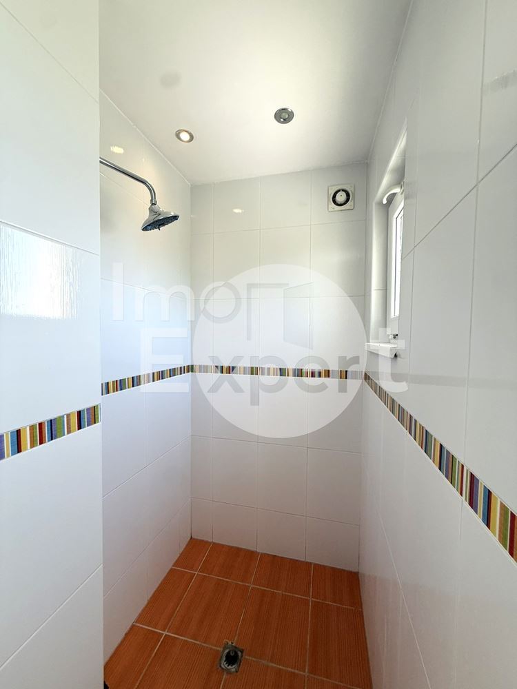 Слънчева двуетажна къща с просторен двор - 0