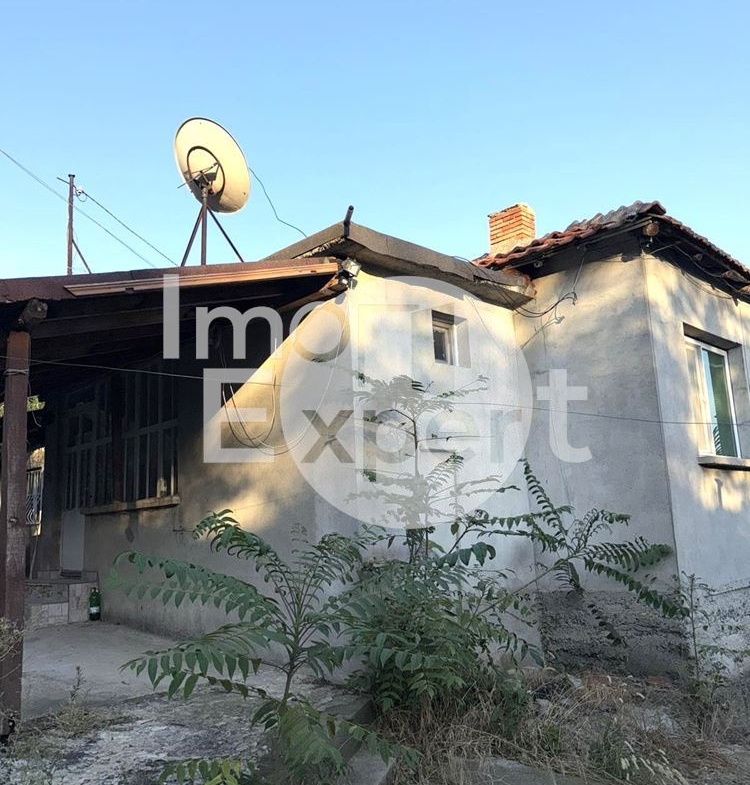 Едноетажна къща в град Айтос - 0