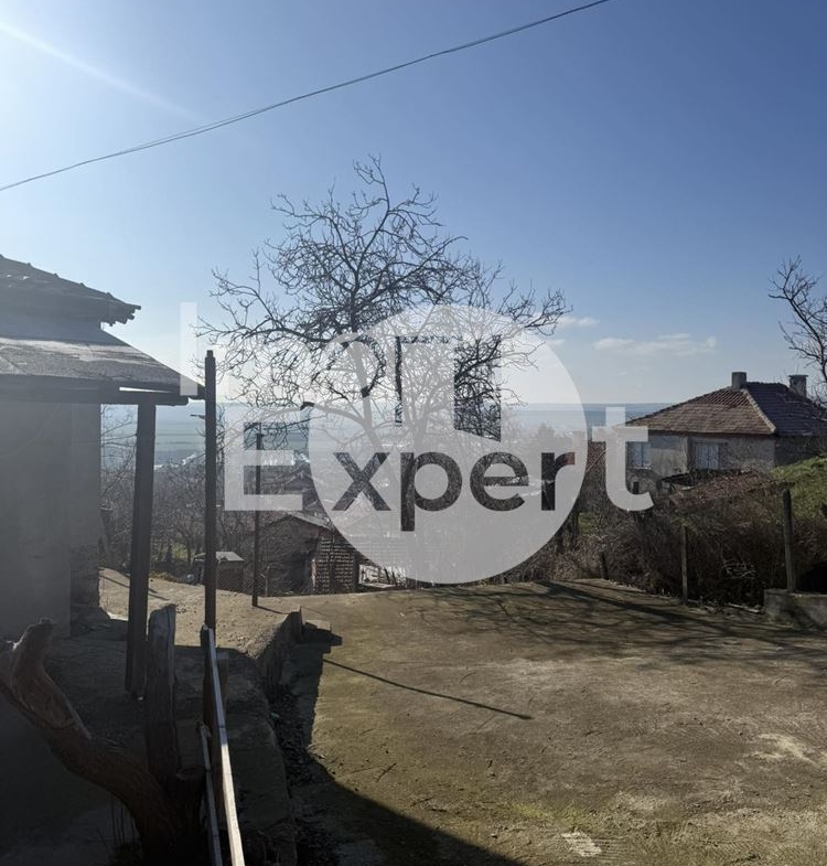 Едноетажна къща в град Айтос - 0